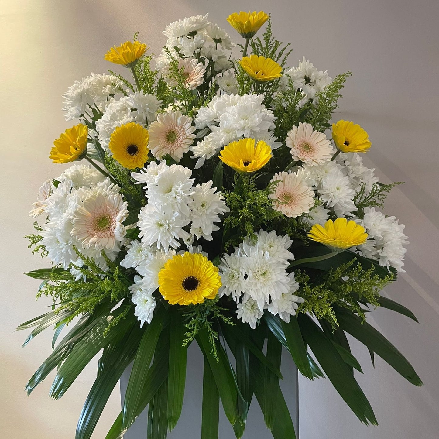 Real Fresh Mums and Gerbera Daisies Flower Condolences Floral Stand Under $100 in Singapore Free Delivery