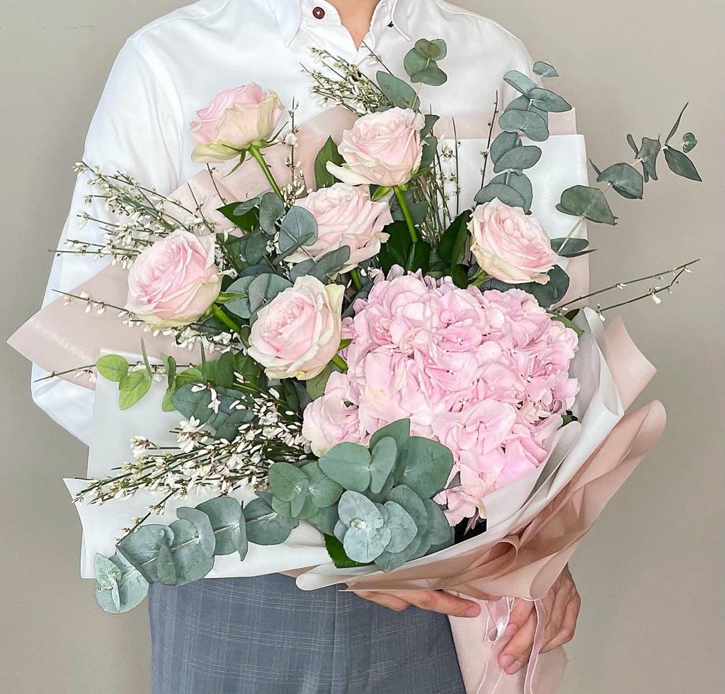 Fresh Hydrangea and Roses Bouquet under $80 in Singapore Free Delivery