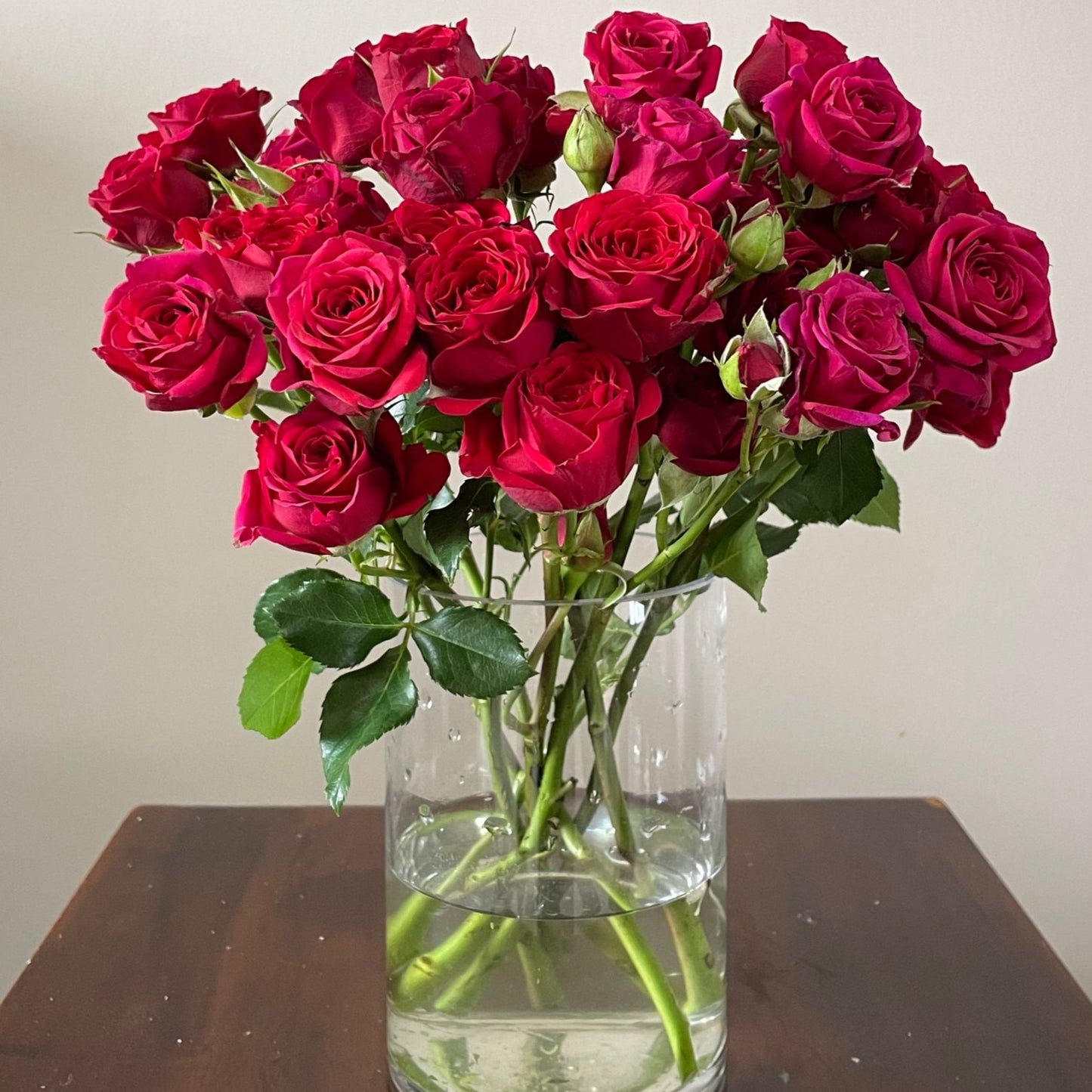 Spray Roses Vase Arrangement under $80 in Singapore Free Delivery